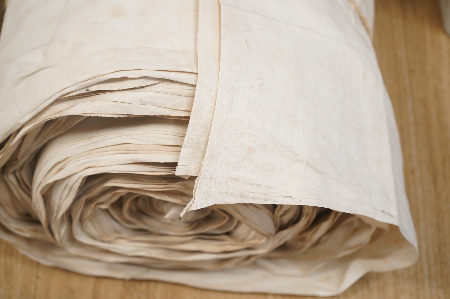 A long length of 20th century French fine linen: approx 82cm wide x 90metres long, unused.